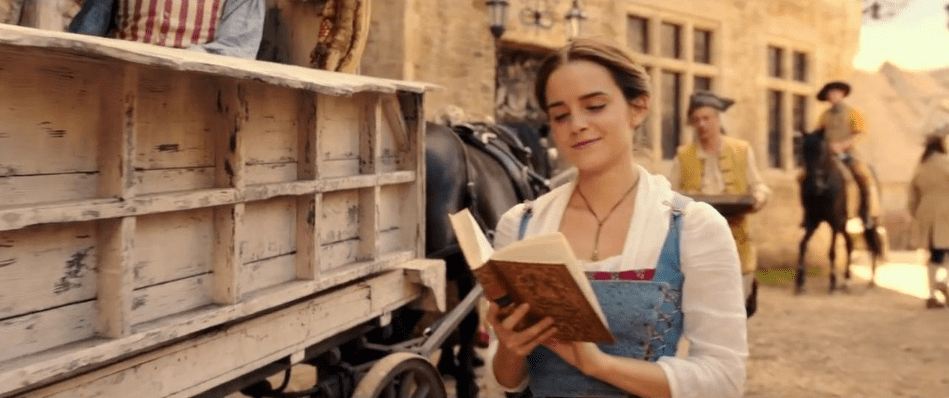 Emma Watson cache des tomes de The Handmaid&rsquo;s Tale dans Paris !