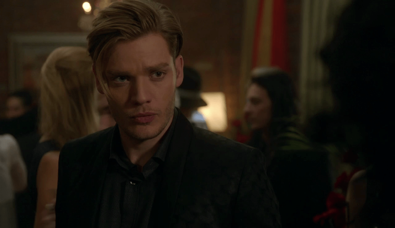 Shadowhunters : Dominic Sherwood (Jace) tease l&rsquo;arrivée de Sarah Hyland