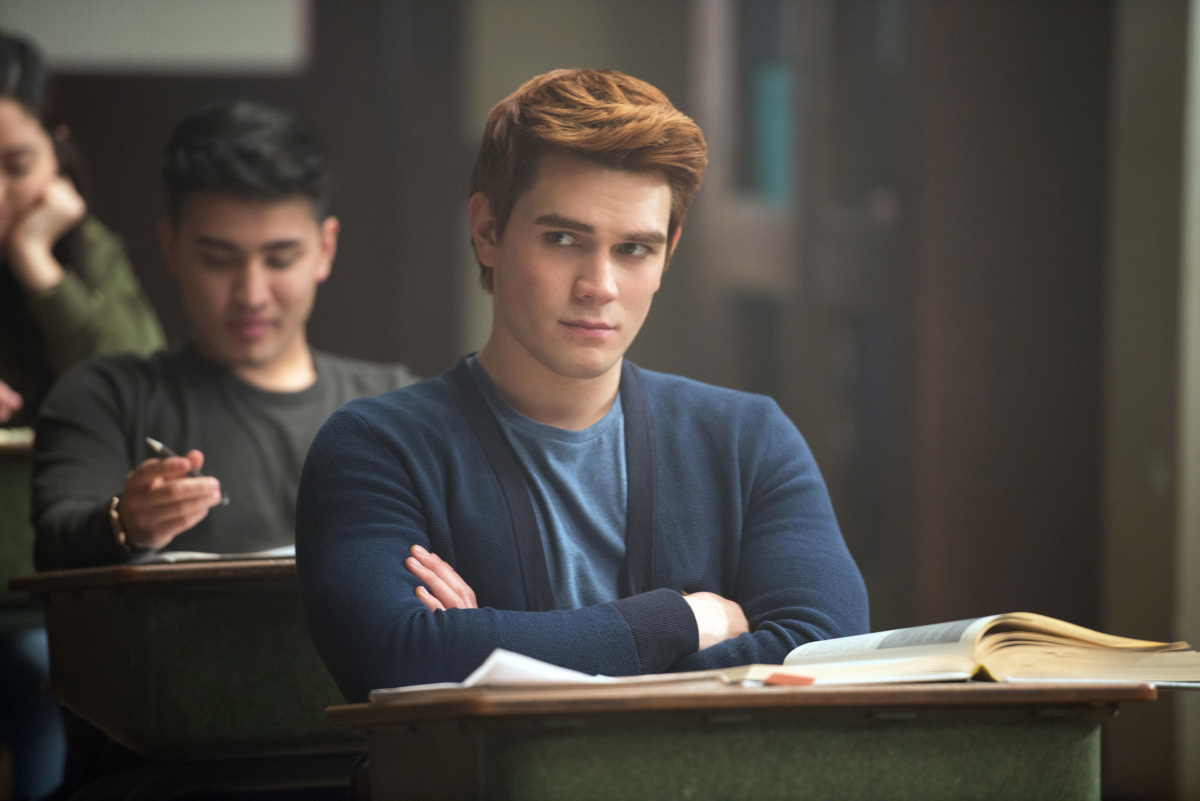 Cadeau : KJ Apa vous offre une petite visite privée du lycée de Riverdale !