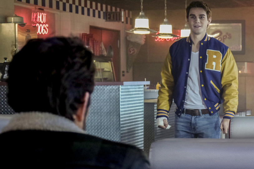 Riverdale : Archie tente de sauver son père dans cette nouvelle photo promo