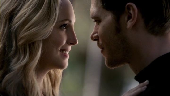 The Originals : Julie Plec tease la relation « électrique » de Klaus et Caroline