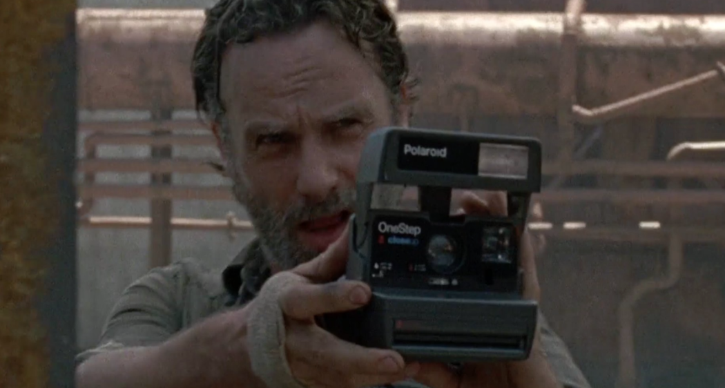 The Walking Dead saison 8 : pourquoi Rick prend des polaroïds ? On a la réponse