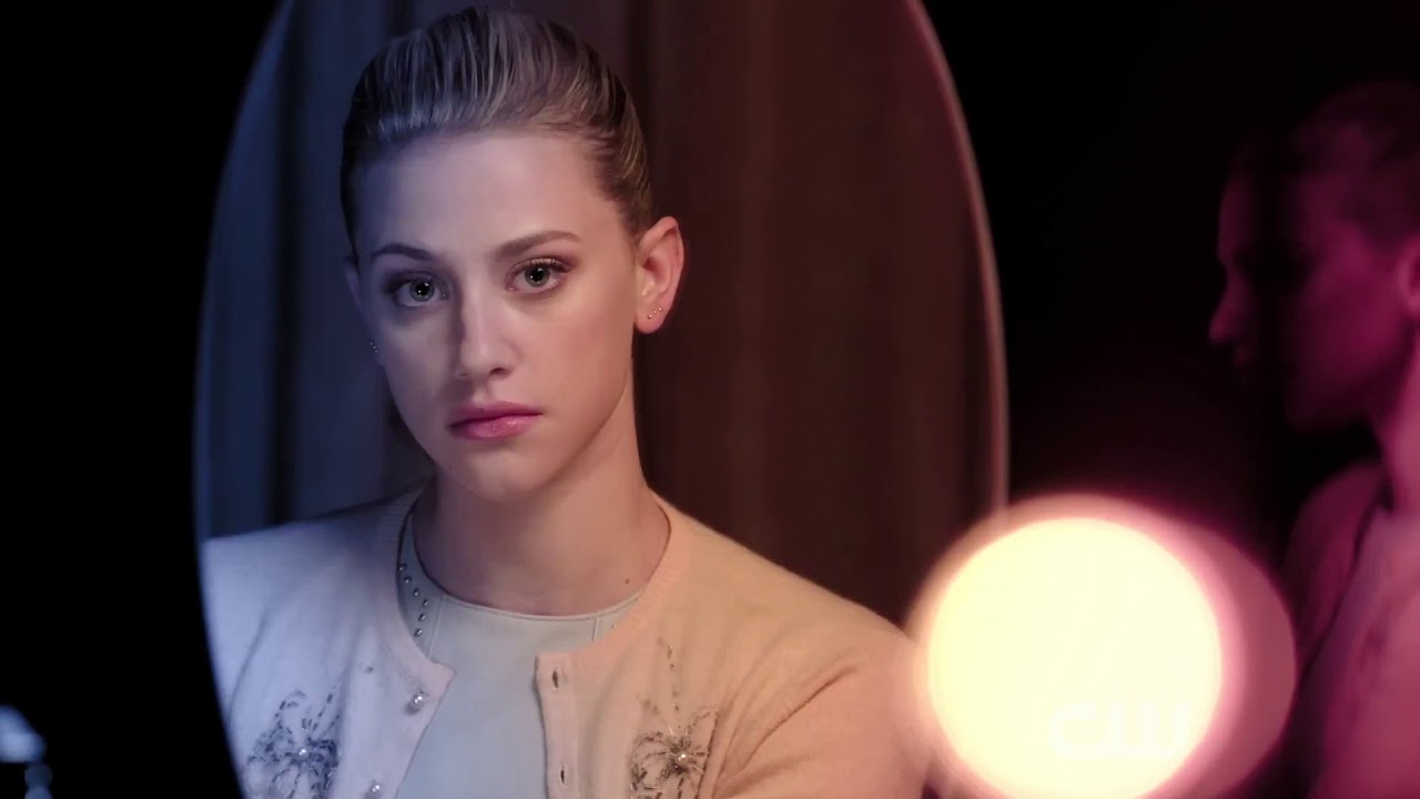 Riverdale : mais comment Betty et le tueur à la cagoule peuvent être liés ?