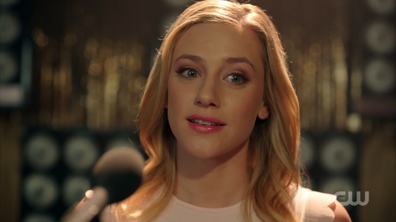 Riverdale : SPOILER est-il vraiment le tueur à la cagoule ? Lili Reinhart répond