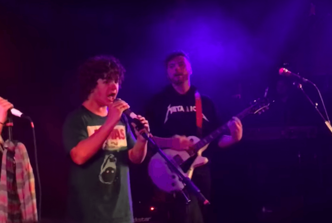 Stranger Things : Gaten Matarazzo chante Paramore et Fall Out Boy sur scène