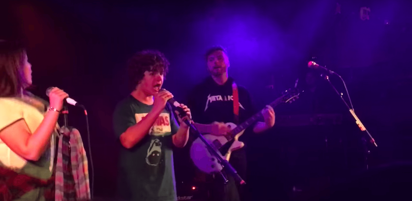 Stranger Things : Gaten Matarazzo chante Paramore et Fall Out Boy sur scène