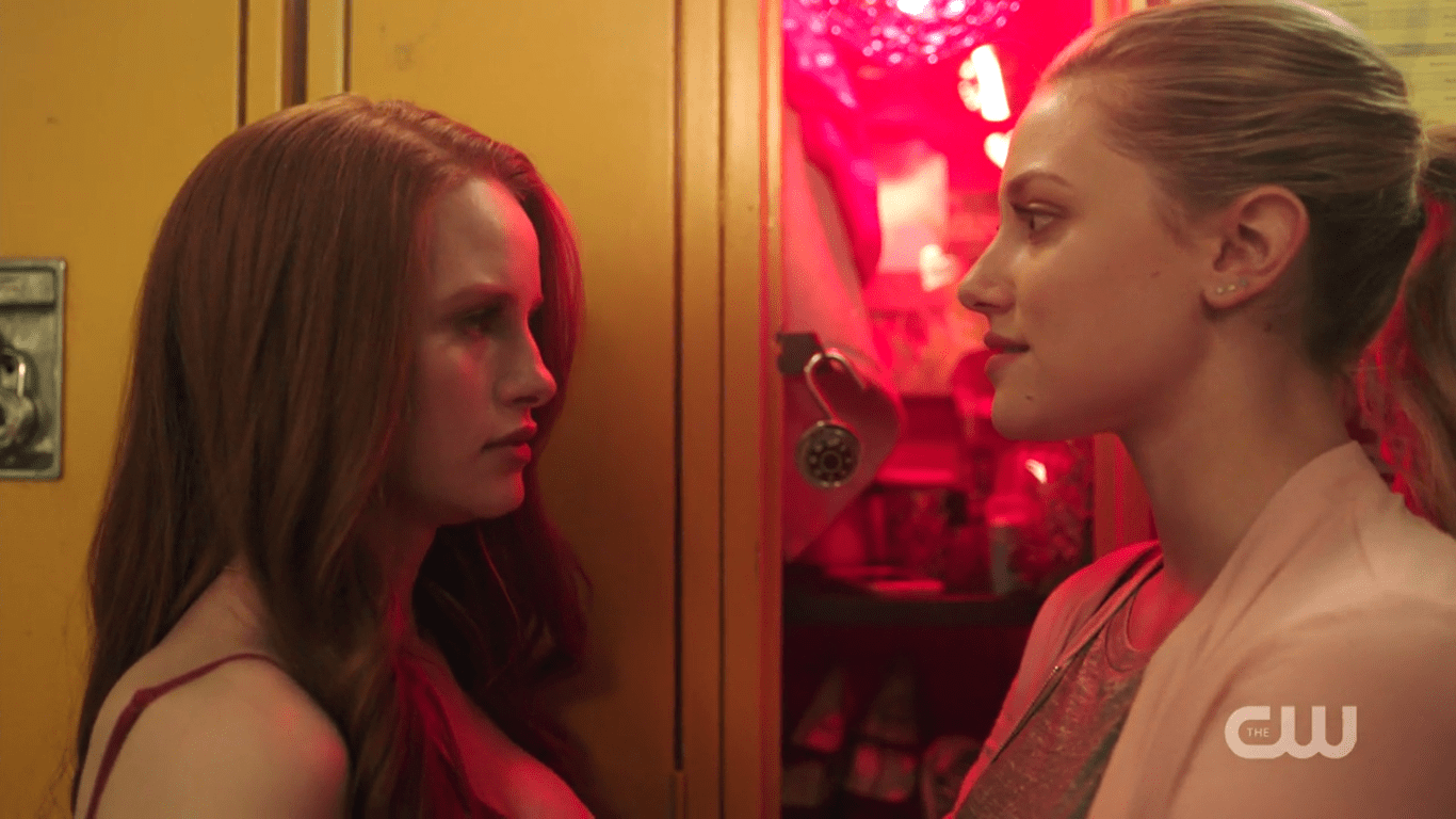 Riverdale : Madelaine Petsch (Cheryl) adore jouer les pestes avec Betty