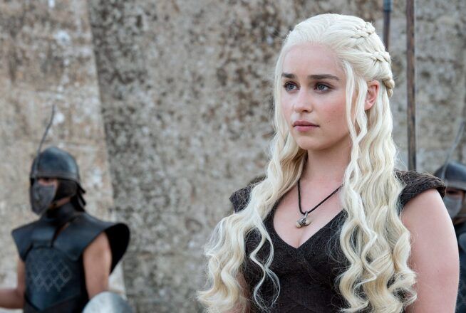 Devinez quelle star mondiale a payé une énorme somme pour regarder Game of Thrones avec Emilia Clarke