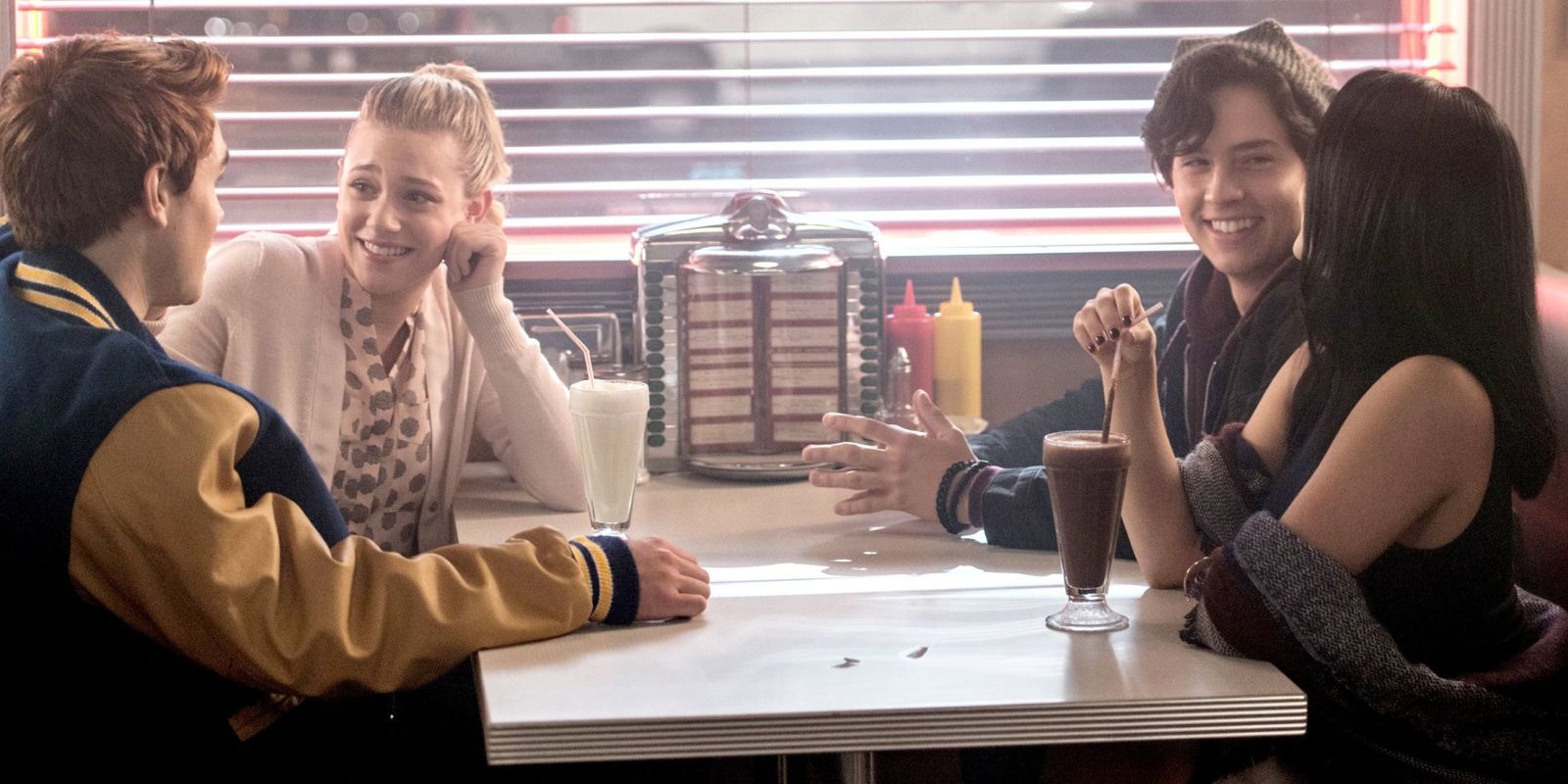 Lili Reinhart aimerait que Riverdale soit moins centrée sur les 4 héros