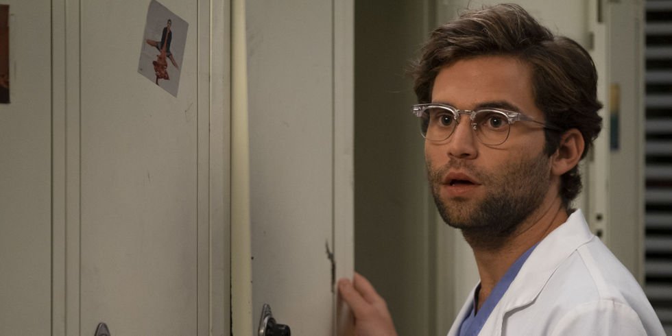 Grey’s Anatomy : Jake Borelli (Schmitt) fait son coming-out grâce à la série