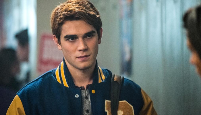 Riverdale : KJ Apa balance des photos dossiers de lui et Cole Sprouse