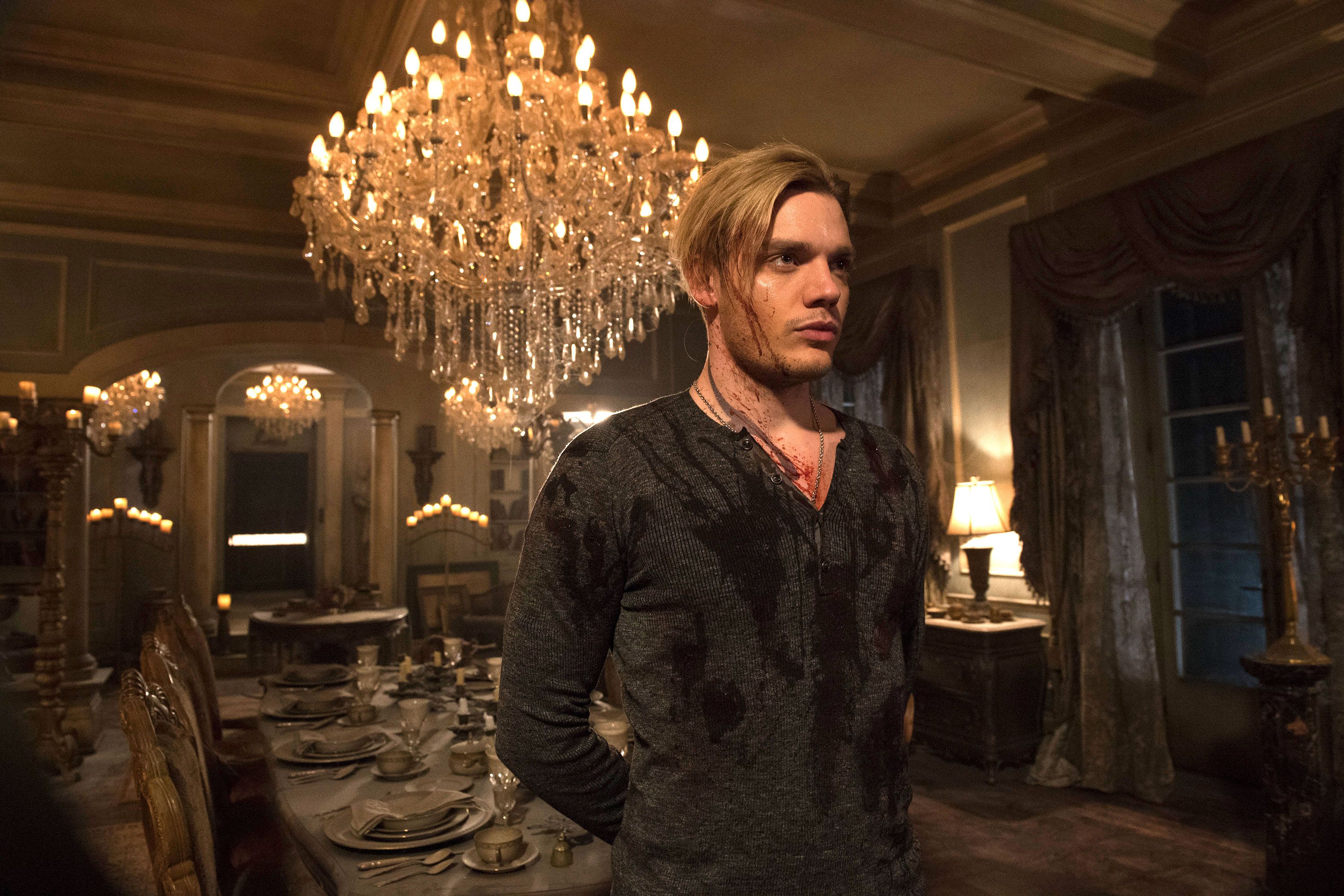 Shadowhunters : Dominic Sherwood partage son souvenir de fan le plus drôle