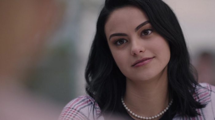 Riverdale : Camila Mendes adore les hommes riches dans son nouveau film