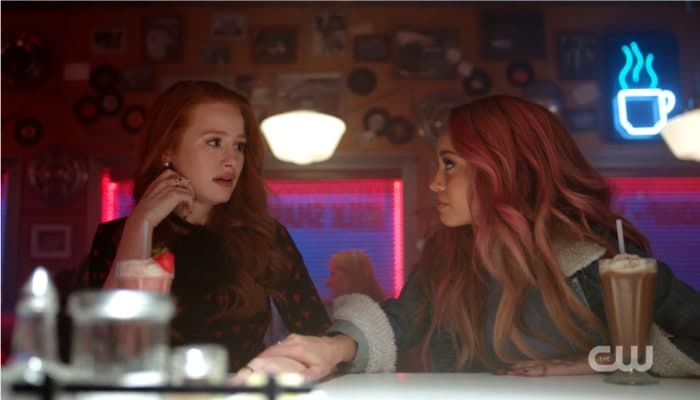 Riverdale : Archie et Cheryl jumeaux ? Madelaine Petsch réagit aux théories WTF !