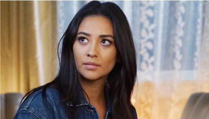 YOU : Shay Mitchell (PLL) tease avec enthousiasme sa série avec Penn Badgley