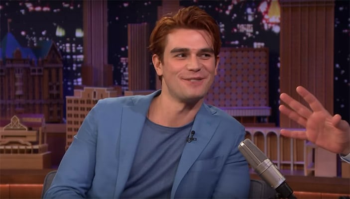 Riverdale : Cole et Dylan Sprouse se moquent d’une photo de KJ Apa jeune