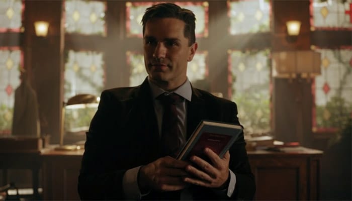 Riverdale : Sam Witwer se moque de la mort de son perso, les scénaristes lui répondent