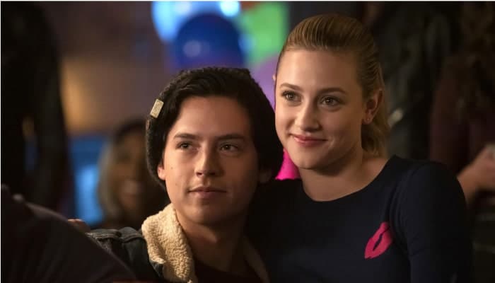 Riverdale : Lili Reinhart poste un tweet d&rsquo;anniversaire priceless pour Cole Sprouse