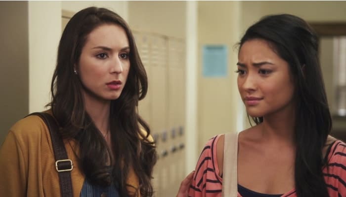 Troian Bellisario et Shay Mitchell ont accepté de jouer dans Pretty Little Liars pour une scène&#8230; jamais diffusée