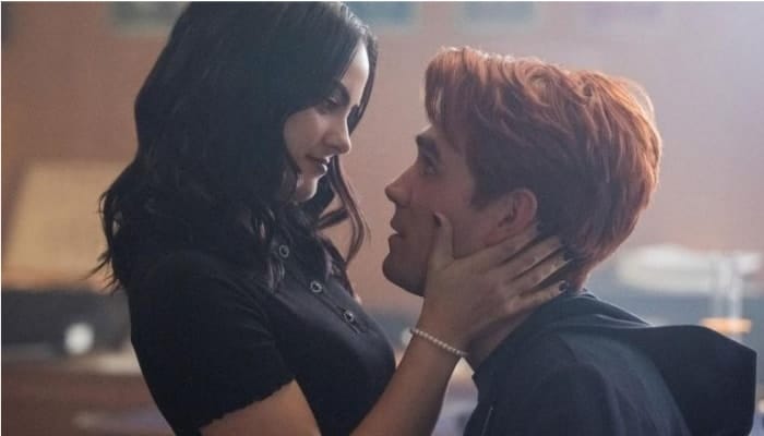 Riverdale saison 5 : ce que KJ Apa et Camila Mendes sont obligés de faire avant de s&#8217;embrasser