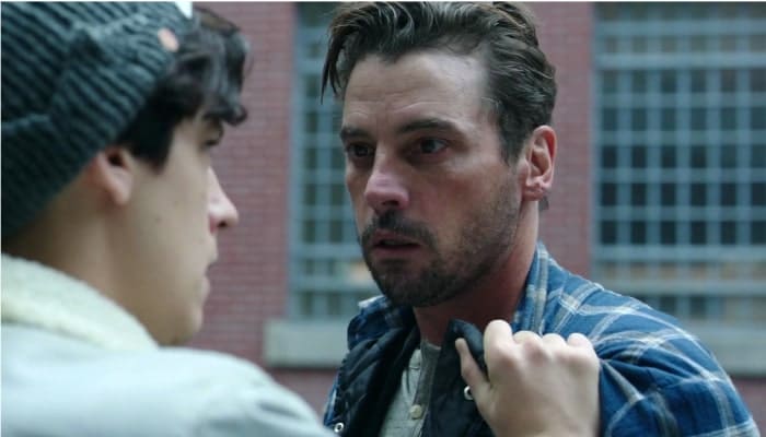 Riverdale : Skeet Ulrich fait ses adieux à la série et partage une dernière photo de tournage