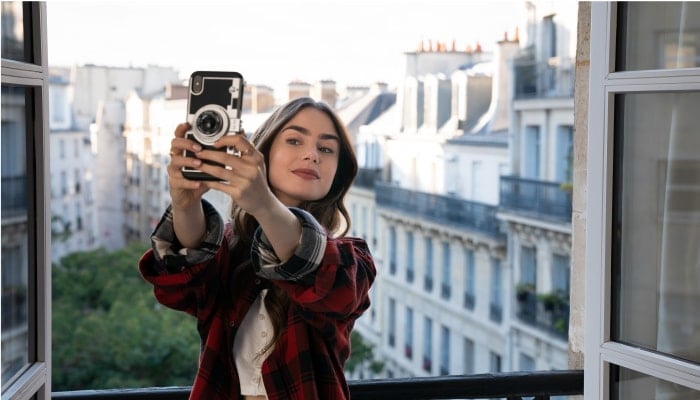 Emily in Paris : bonne nouvelle ! Vous pouvez acheter la même coque de téléphone qu&rsquo;Emily