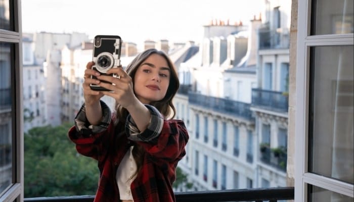 Emily in Paris : une erreur sur le compte Instagram de la série Netflix fait rager les Français