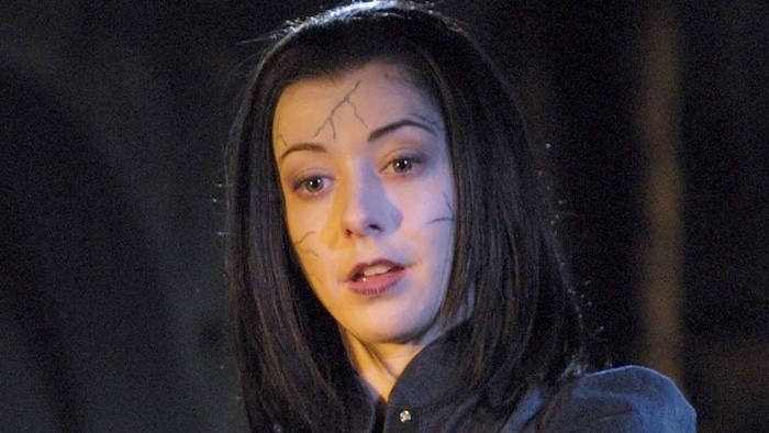 Buffy contre les vampires : Alyson Hannigan utilise les accessoires de la série&#8230; pour Halloween !