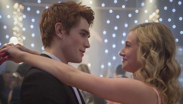 Riverdale : les fans réagissent à la scène torride entre Archie et Betty dans l’épisode 5