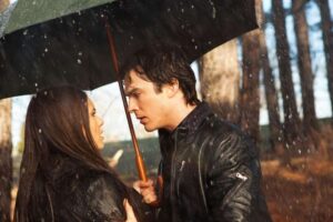 The Vampire Diaries : le message caché derrière le baiser sous la pluie d&rsquo;Elena et Damon