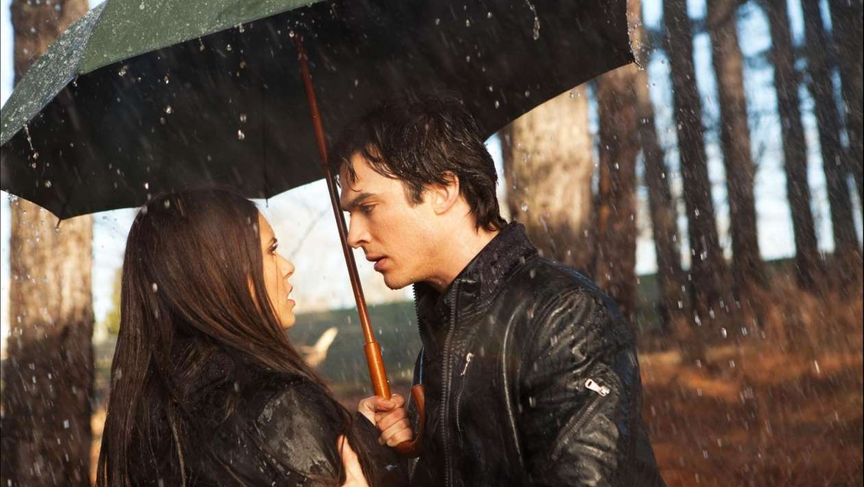 The Vampire Diaries : le message caché derrière le baiser sous la pluie d&rsquo;Elena et Damon