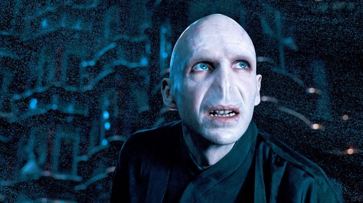 Harry Potter : Ralph Fiennes défend J.K. Rowling et juge les accusations de transphobie « dégoûtantes »