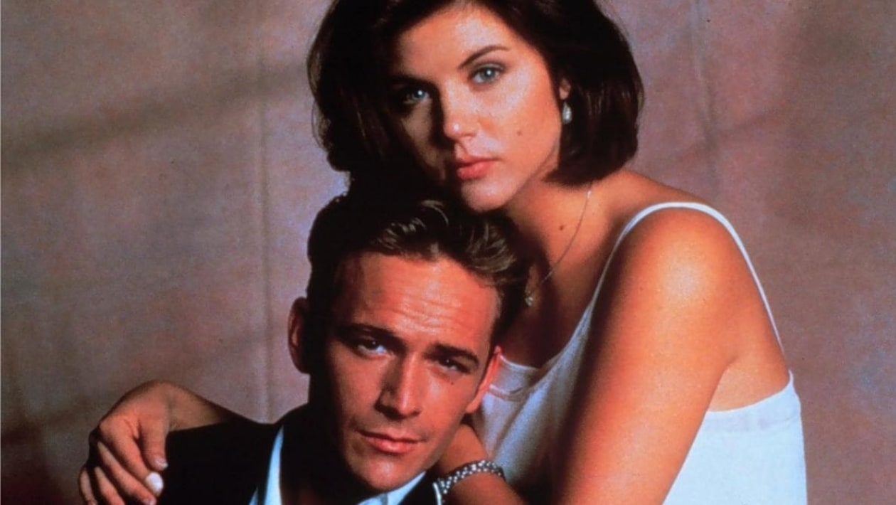 Beverly Hills 90210 : pourquoi embrasser Luke Perry était très « gênant » pour Tiffani Thiessen sur le tournage