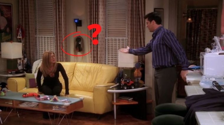 Friends : aviez-vous remarqué ces décorations étranges dans l&rsquo;appartement de Chandler et Joey ?