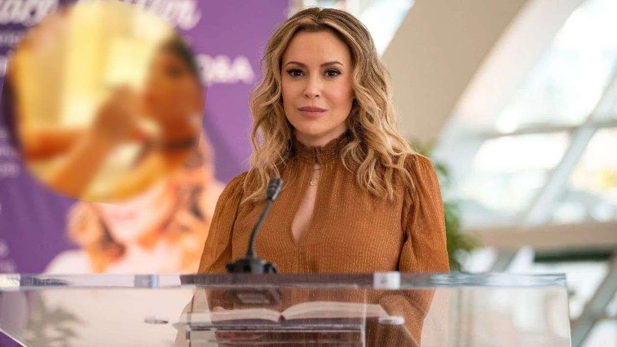 Brazen : Alyssa Milano partage des photos très hot de son film Netflix à la 50 Nuances de Grey