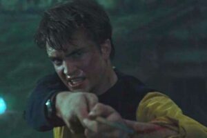 Harry Potter : pourquoi Robert Pattinson (Cedric Diggory) tient sa baguette à deux mains ?