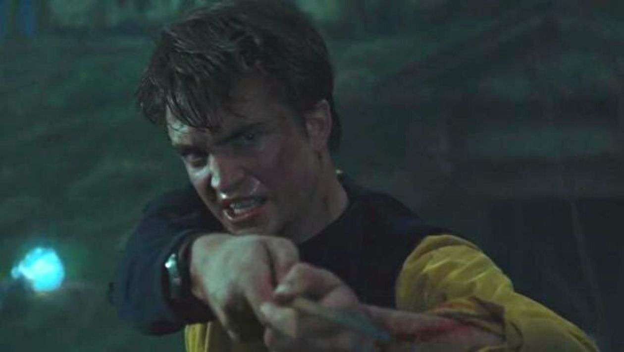 Harry Potter : pourquoi Robert Pattinson (Cedric Diggory) tient sa baguette à deux mains ?