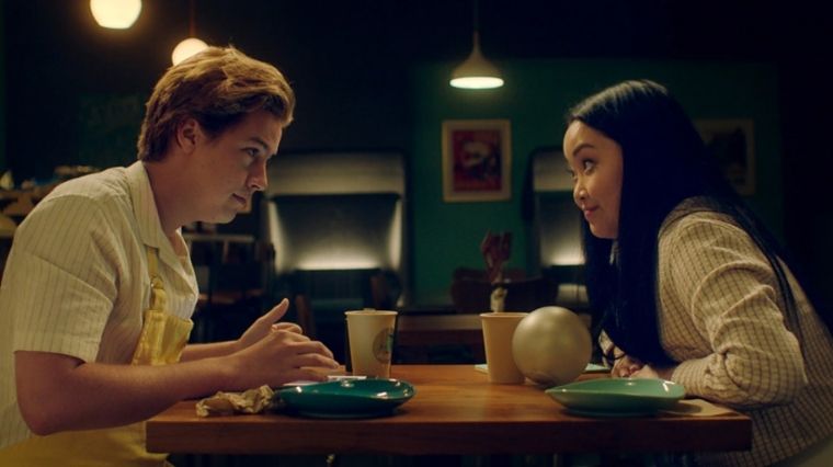 Moonshot : Cole Sprouse et Lana Condor vivent une histoire d&rsquo;amour spatiale dans la bande-annonce du film signé HBO Max