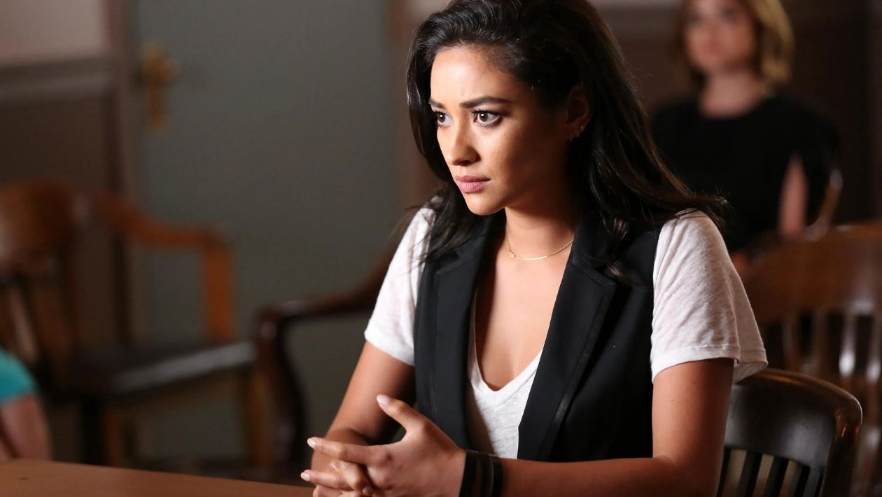 Pretty Little Liars : Shay Mitchell dévoile son histoire d&rsquo;amour préférée dans la série