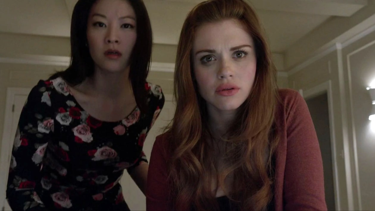 Teen Wolf : Holland Roden réagit aux propos d’Arden Cho sur son salaire et tacle sa co-star