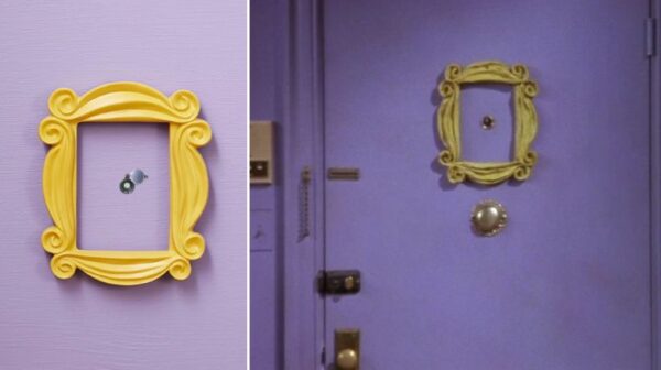 Un objet, une série : l'iconique cadre de porte dans « Friends » - Elle  Décoration