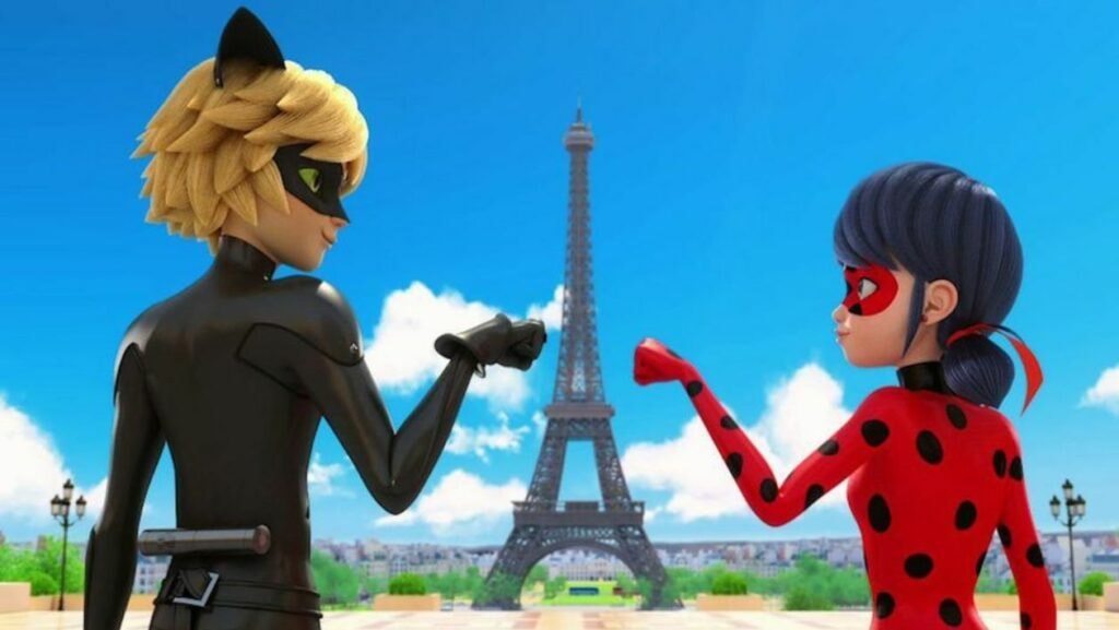 Chat Noir et Ladybug dans Miraculous devant la Tour Eiffel à Paris