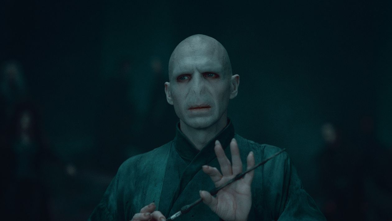 Harry Potter : Ralph Fiennes pourrait-il reprendre son rôle de Voldemort ? Il répond