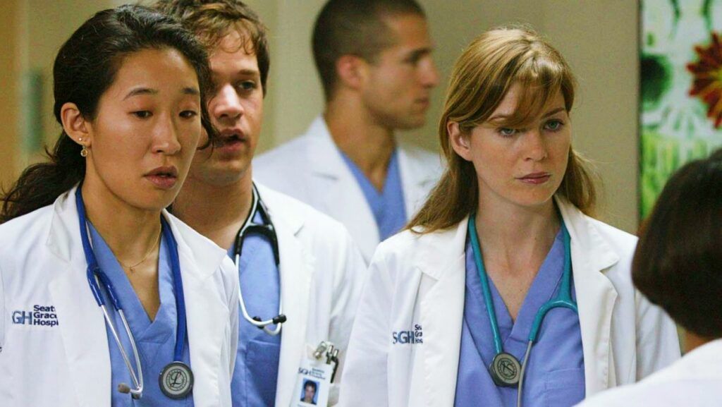 Meredith, Cristina et George dans la série Grey's Anatomy.