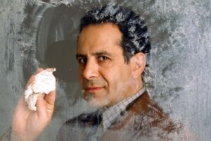 Monk : Tony Shalhoub révèle l&rsquo;incroyable événement qui a inspiré l&rsquo;histoire du film