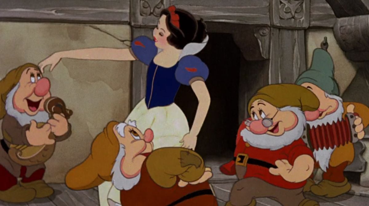 blanche-neige-en-train-de-danser-avec-les-nains-dans-le-film-danimation-disney