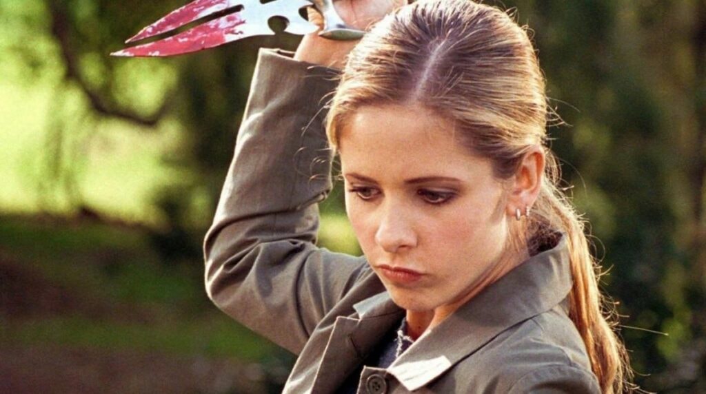 Buffy contre les vampires armée d'un couteau ensanglantée