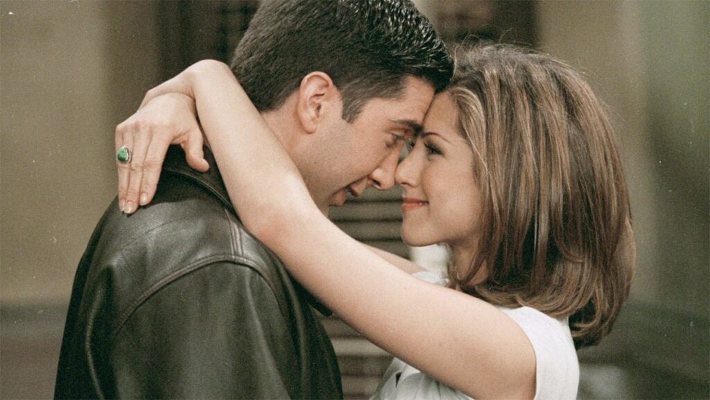 Un moment tendre entre Rachel et Ross dans Friends