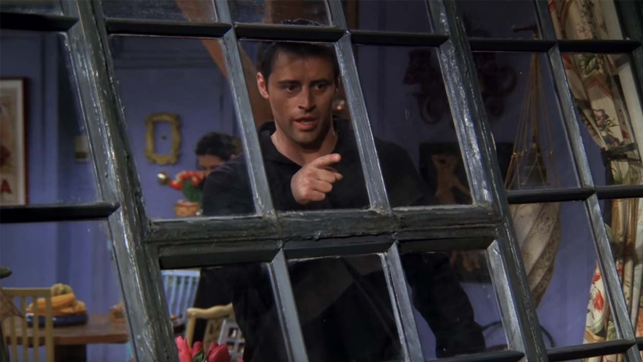 Friends : aviez-vous vu ce changement de couleur de chemise de Joey dans cet épisode ?