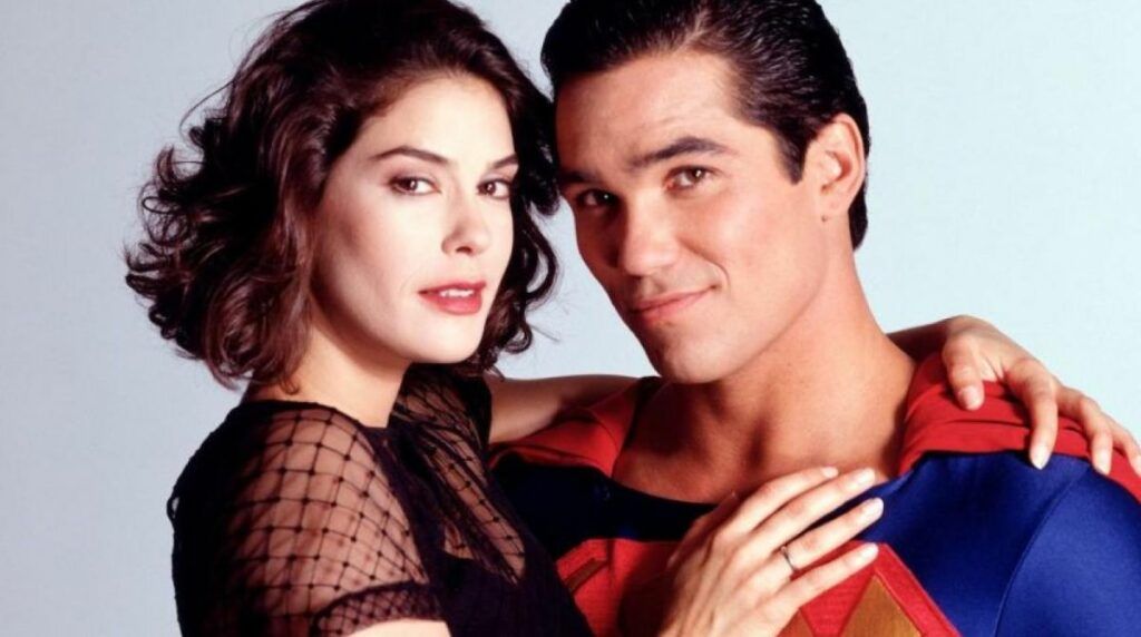 Lois et Clark dans la série "Lois et Clark : les nouvelles aventures de Superman, interprétés par Teri Hatcher et Dean Cain